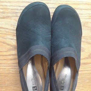 SALE!  Suede White Mountain Clog Shoes